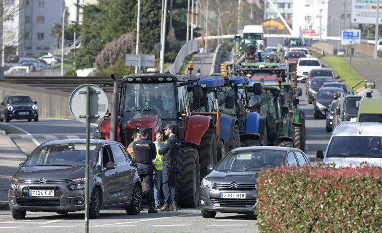 Los tractores ganan la primera batalla: el sector del campo lleva su manifestación al centro de A Coruña
