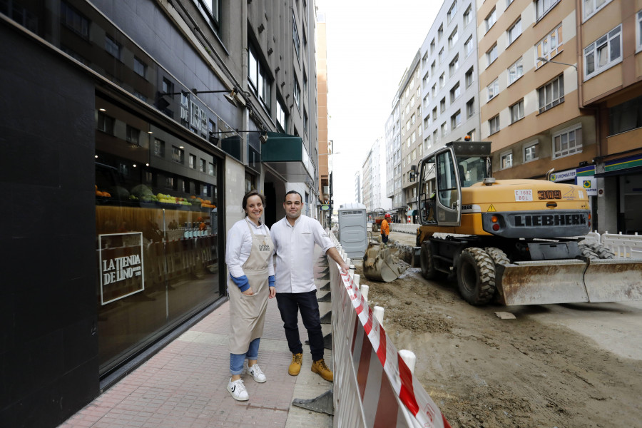 La Tienda de Lino, en A Coruña, se pone ‘manos a la obra’ para salvar los problemas de movilidad de la calle