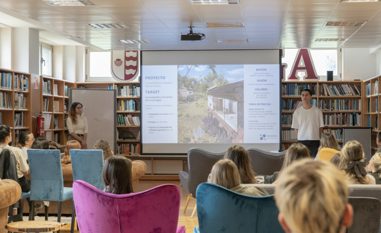 Alumnos de Cesuga presentan sus proyectos para el concurso nacional de Hotusa sobre innovación en el sector hotelero y turístico