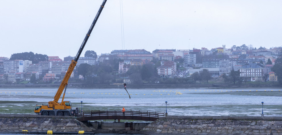 Costas retira la pasarela de la laguna de Fonteculler para repararla tras el dragado