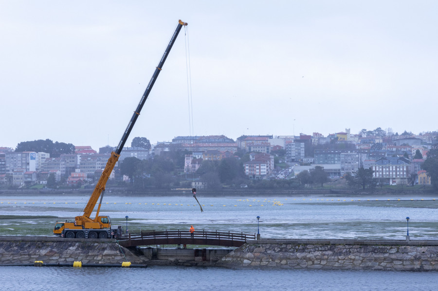 Costas retira la pasarela de la laguna de Fonteculler para repararla tras el dragado