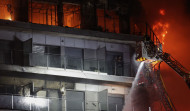 Hallan las primeras víctimas mortales en el interior del edificio incendiado de Valencia