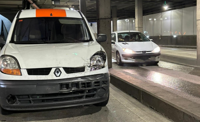 Una furgoneta pierde el control y arrolla a otra en el túnel de María Pita