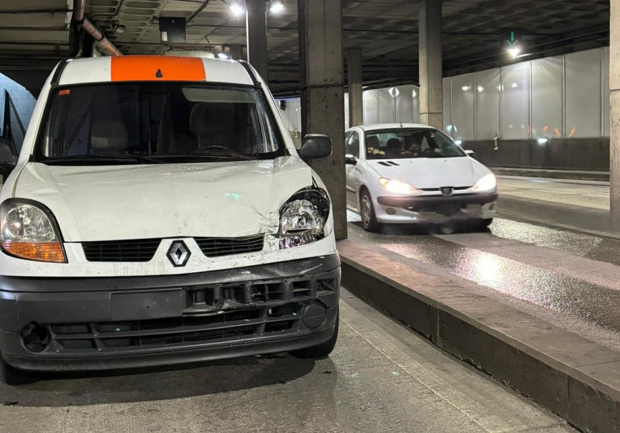 Una furgoneta pierde el control y arrolla a otra en el túnel de María Pita