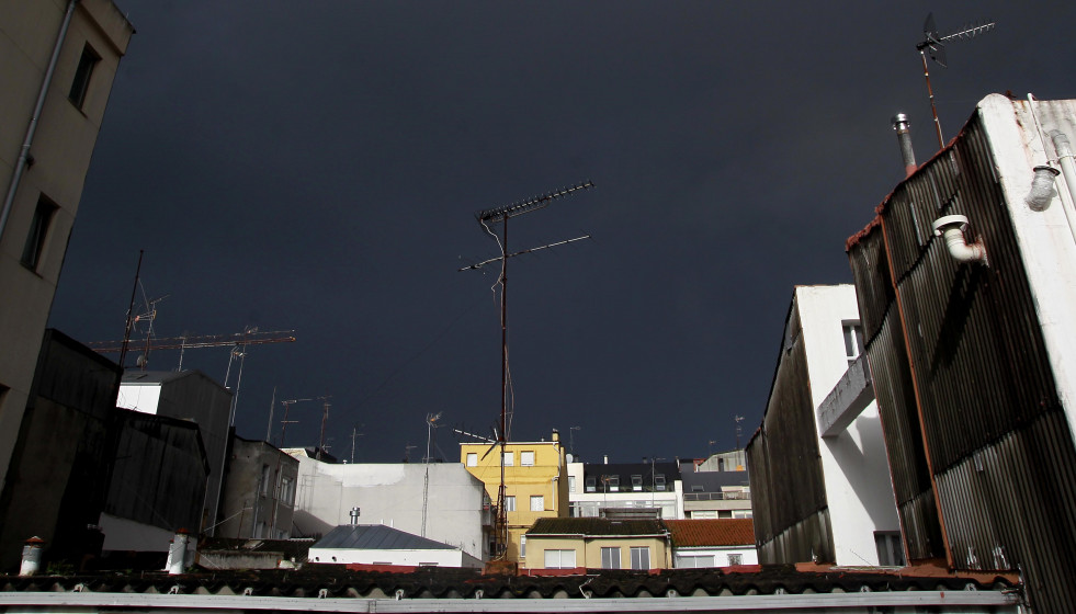 Cielo completamente negro en A Coruña justo antes de una de las granizadas de este viernes de febrero @ Quintana