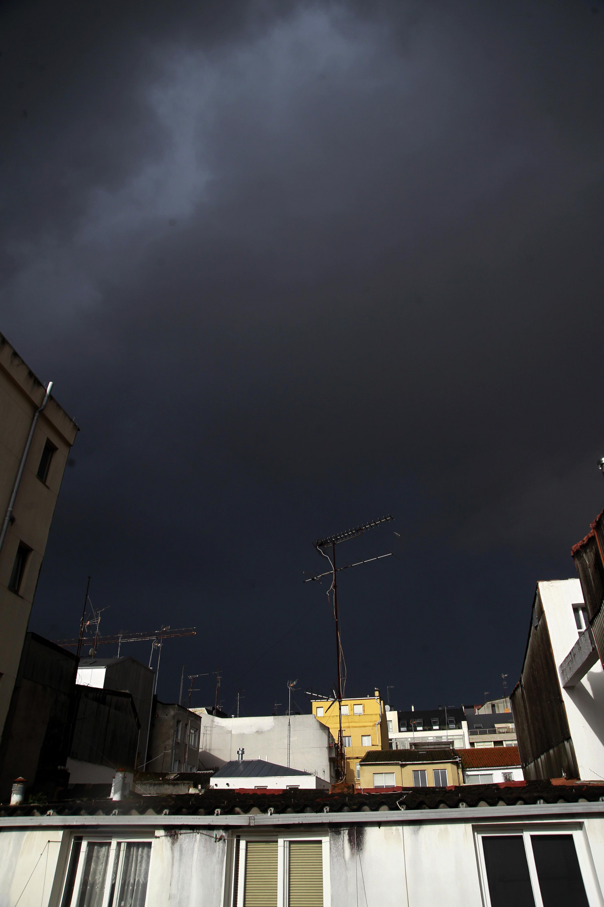 Cielo completamente negro en A Coruu00f1a justo antes de una de las granizadas de este viernes de febrero 2 @ Quintana