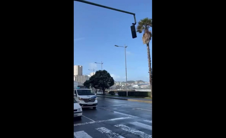 Alerta por un semáforo que pende de un cable en la avenida Barrié de la Maza