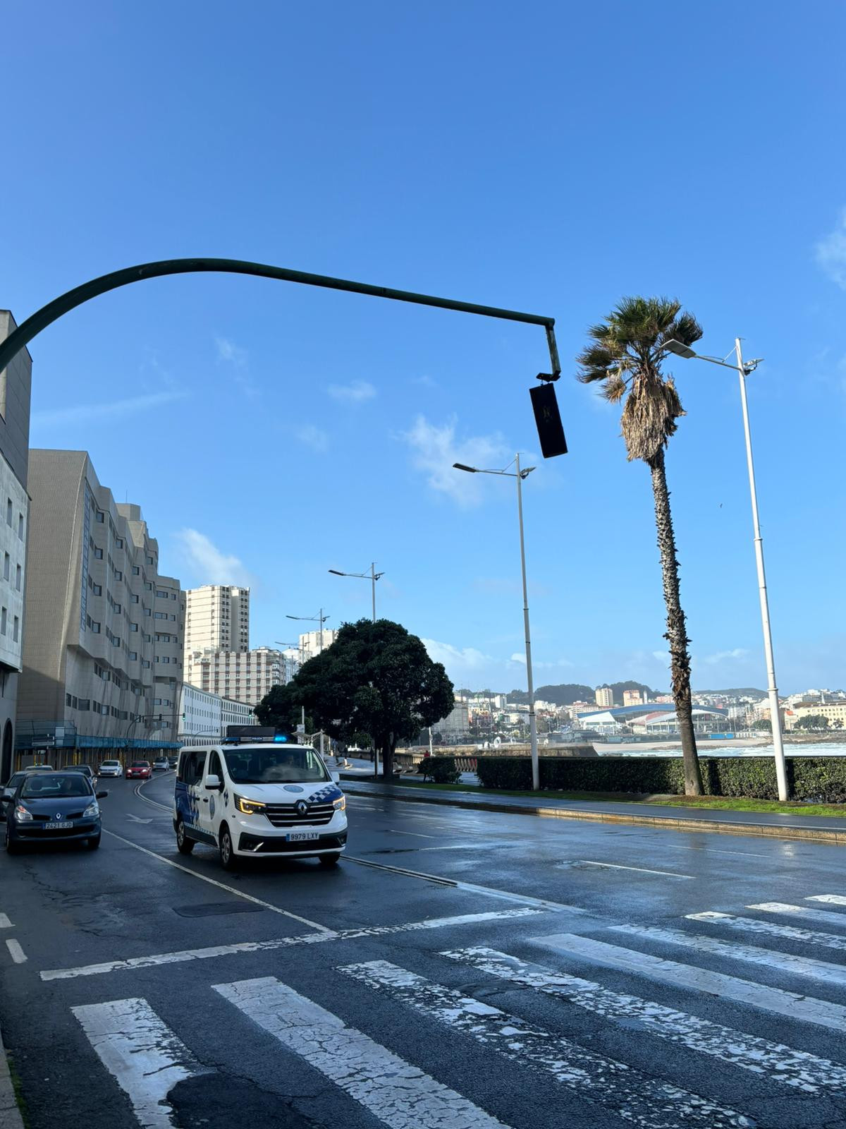 El semu00e1foro casi desprendido en el Paseo Maru00edtimo de A Coruu00f1a