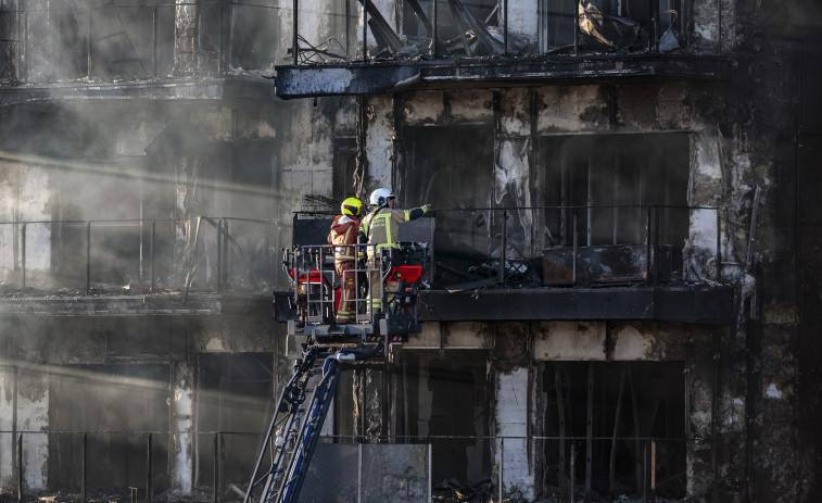 Angustia y un resquicio de esperanza, el trauma de las familias de los desaparecidos en el incendio de Valencia