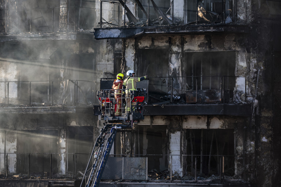 Angustia y un resquicio de esperanza, el trauma de las familias de los desaparecidos en el incendio de Valencia