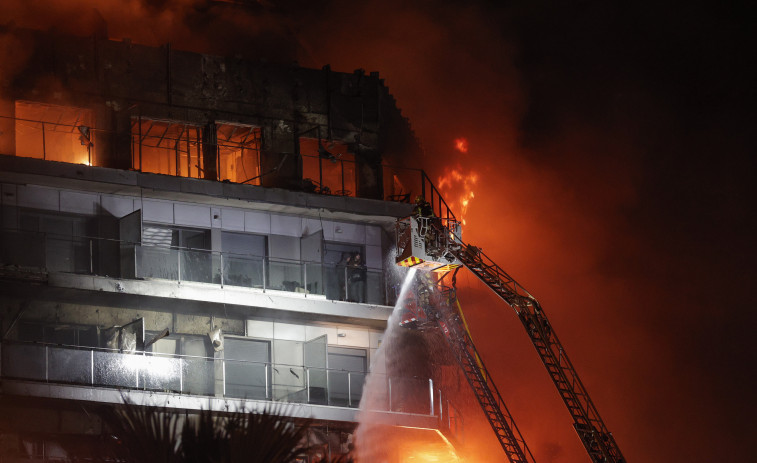 La pareja rescatada del balcón en pleno incendio: 