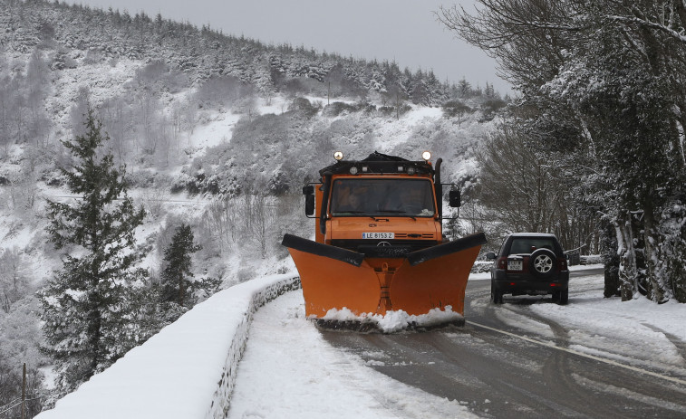 La nieve vuelve a Lugo y dificulta la circulación en más de 70 carreteras