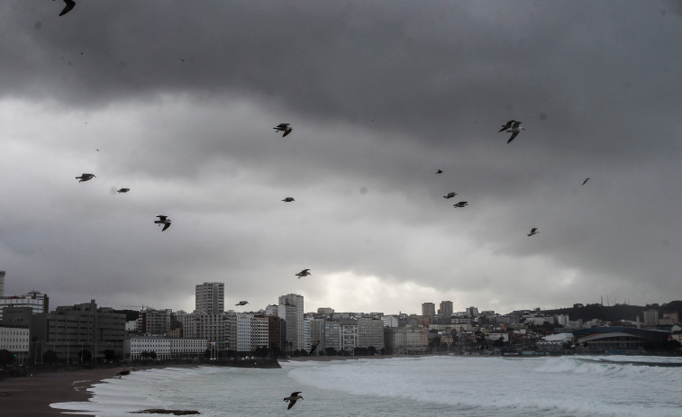 La duna del Orzán resiste el desafío de olas de hasta nueve metros