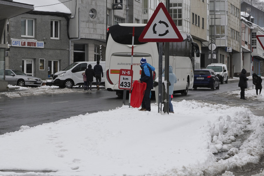 La nieve dificulta la circulación en la A-6 en Lugo