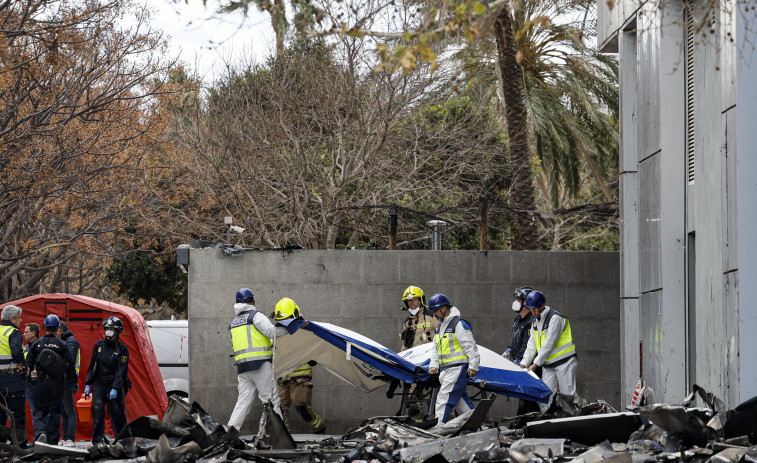 Empiezan las identificaciones y autopsias de los 10 cadáveres hallados en el edificio incendiado de Valencia