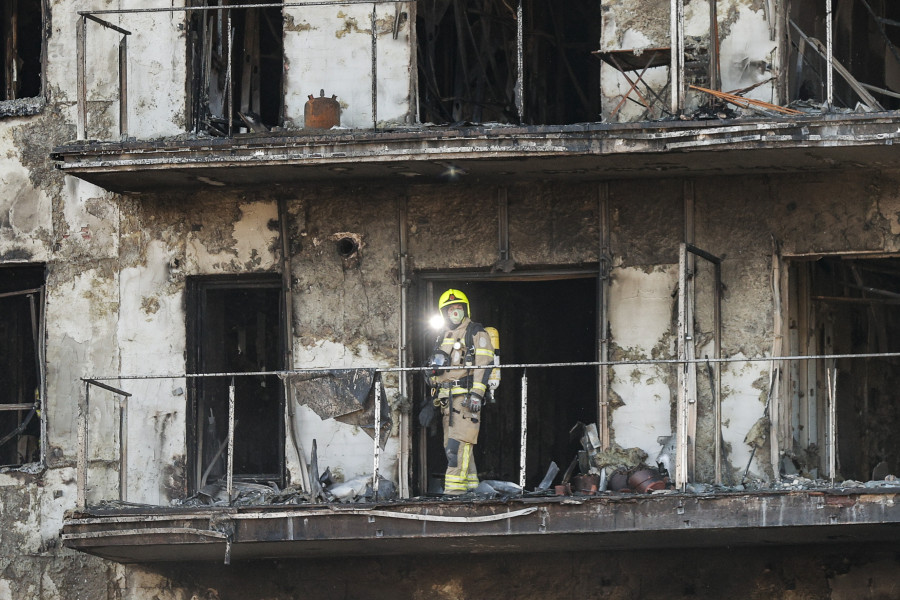 Jefe de Bomberos de Valencia: "Recomendamos quedarse en casa mientras extinguimos el fuego"