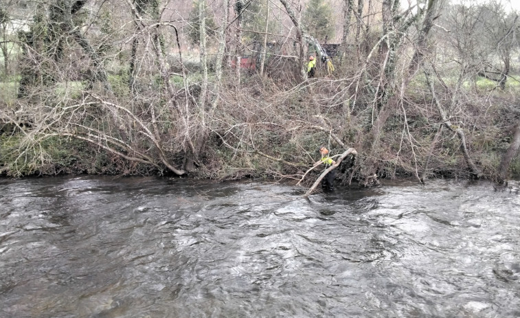 La Xunta limpia el río Mero a la altura de Cambre