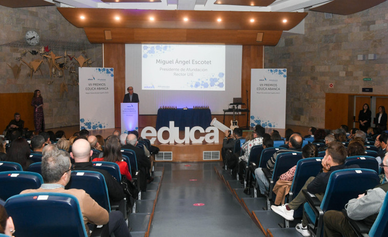 Los premios Educa Abanca galardonan la labor de los siete mejores docentes del año 2023 en A Coruña