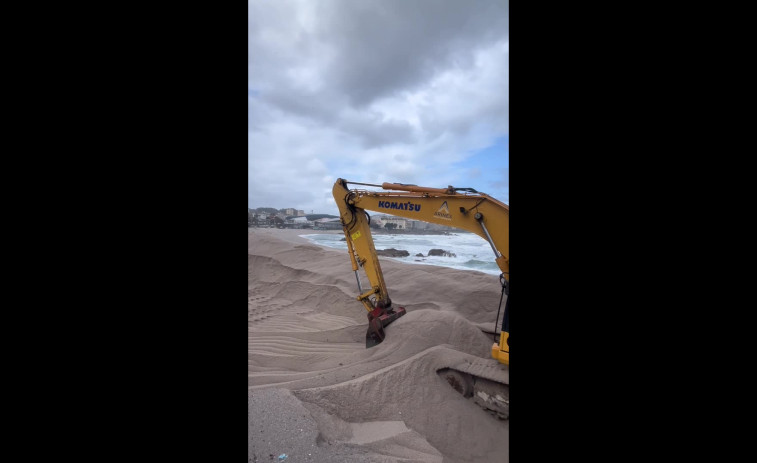 El temporal arrasa la duna de Riazor y obliga a cerrar un tramo del Paseo para evitar caídas