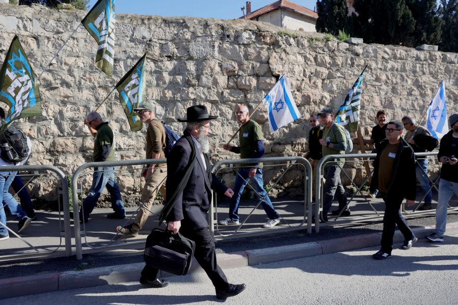 Cientos de israelíes protestan ante el Tribunal Supremo contra la exención militar de los ultraortodoxos