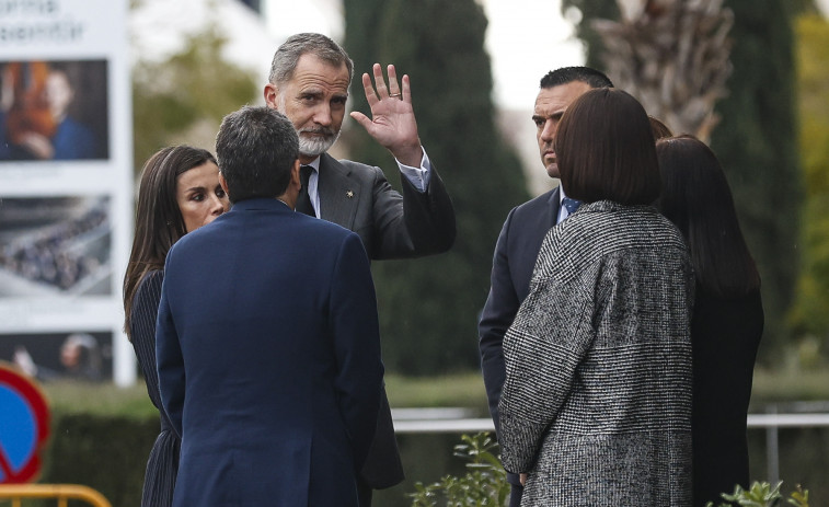 Los Reyes se reúnen con vecinos afectados por el incendio en Valencia