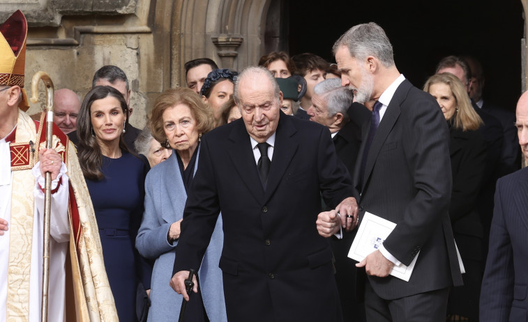 Juan Carlos I sale del brazo de Felipe VI tras la misa por el rey Constantino