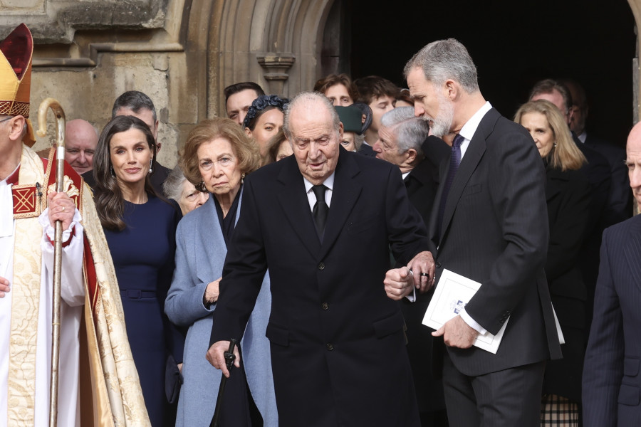 Juan Carlos I sale del brazo de Felipe VI tras la misa por el rey Constantino