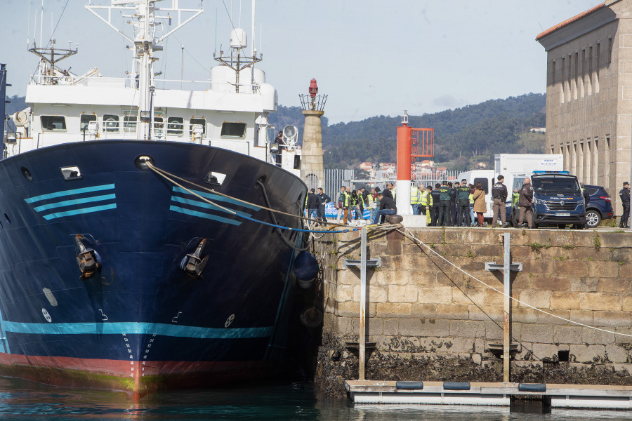 Descargan en Vigo los 200 kilos de cocaína del velero abordado en el Atlántico