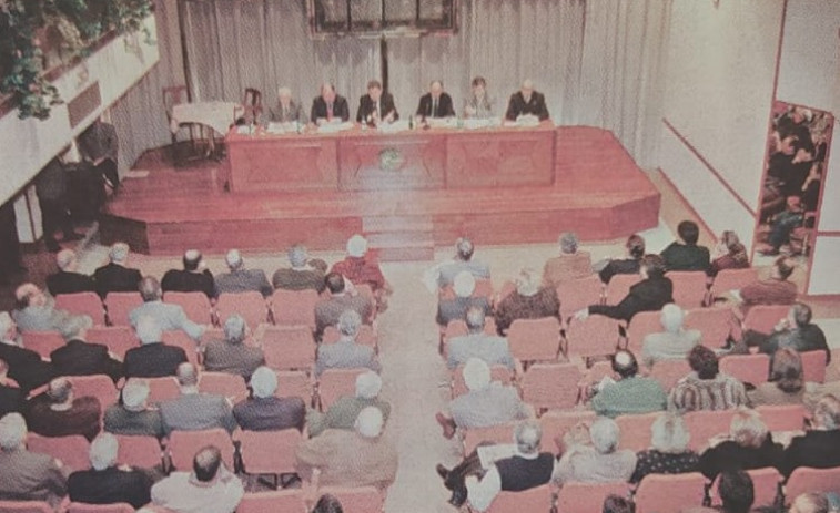 Hace 25 años | Reforma del Casino, prohibido comer en Riazor e Idiákez fulmina al Dépor