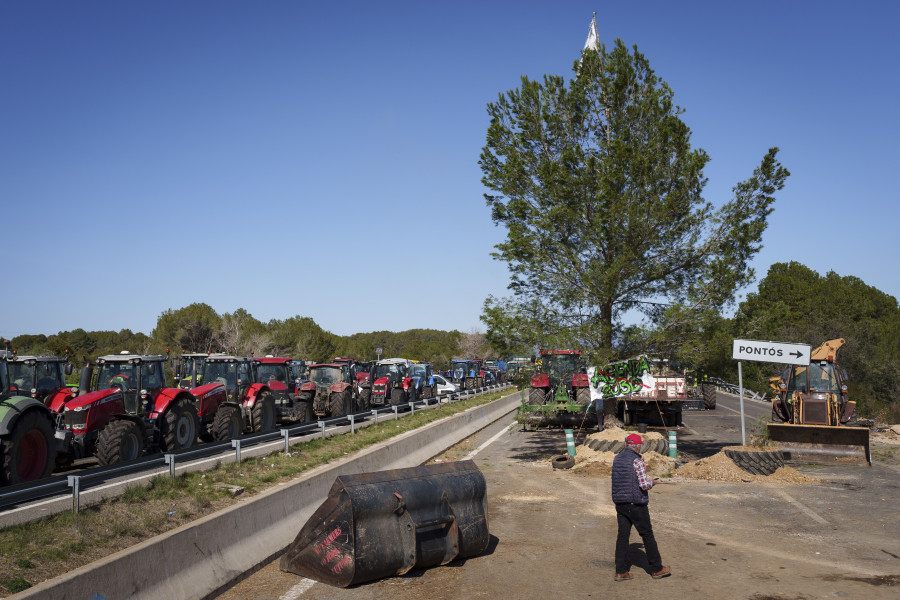 Los agricultores acuerdan levantar el corte de la autopista AP-7, en Girona