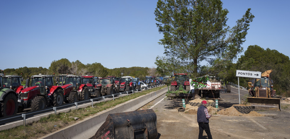 Los agricultores acuerdan levantar el corte de la autopista AP-7, en Girona