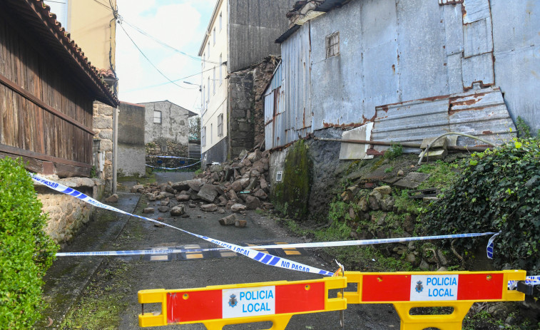 Susto por el derrumbe de  una casa deshabitada en la calle de la Fonte de Elviña