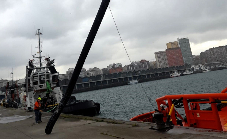 Salvamento Marítimo retira en A Coruña dos grandes tuberías peligrosas para la navegación