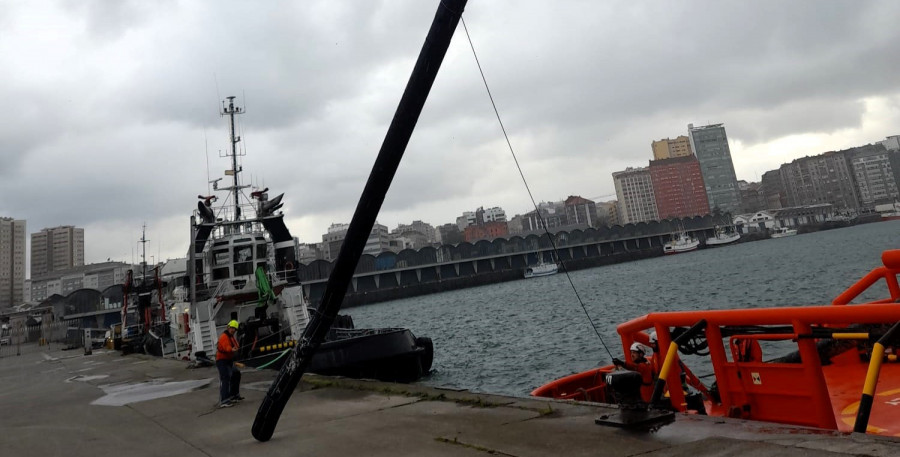 Salvamento Marítimo retira en A Coruña dos grandes tuberías peligrosas para la navegación