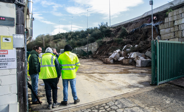 Tráfico restringido en Oleiros al caer un muro entre la Vía Ártabra y la N-6