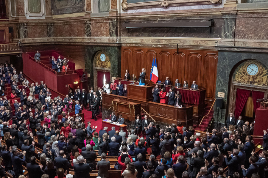Francia vive un día "histórico" al incluir la garantía del aborto en su Constitución