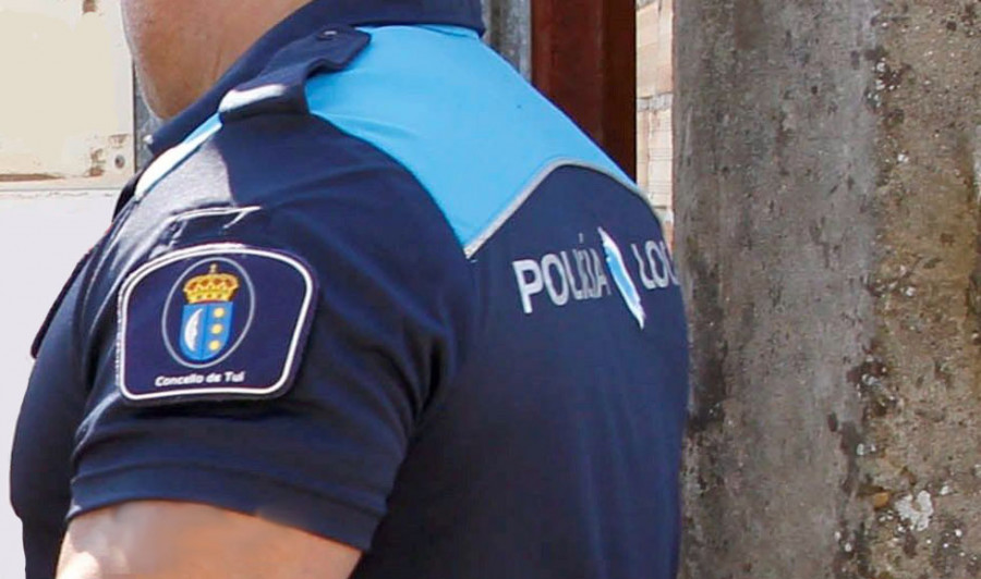Detenida una joven en Agra do Orzán por morder a un policía que trataba de cerrar un local