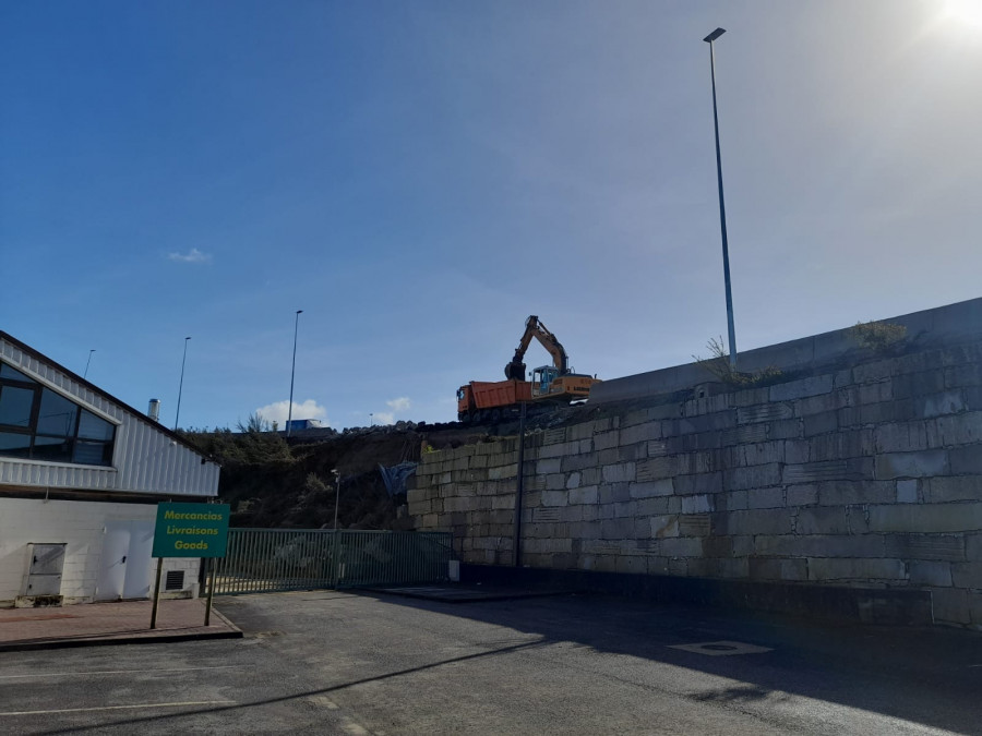 Retiran los restos del muro de la Vía Ártabra que se desplomó en Iñás