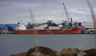 Atraca en el Puerto Exterior de A Coruña el primer carguero que navega con velas rígidas