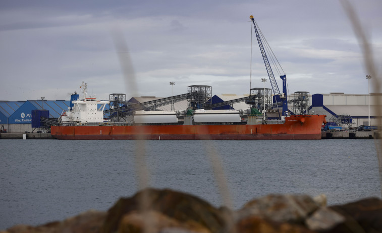 Atraca en el Puerto Exterior de A Coruña el primer carguero que navega con velas rígidas