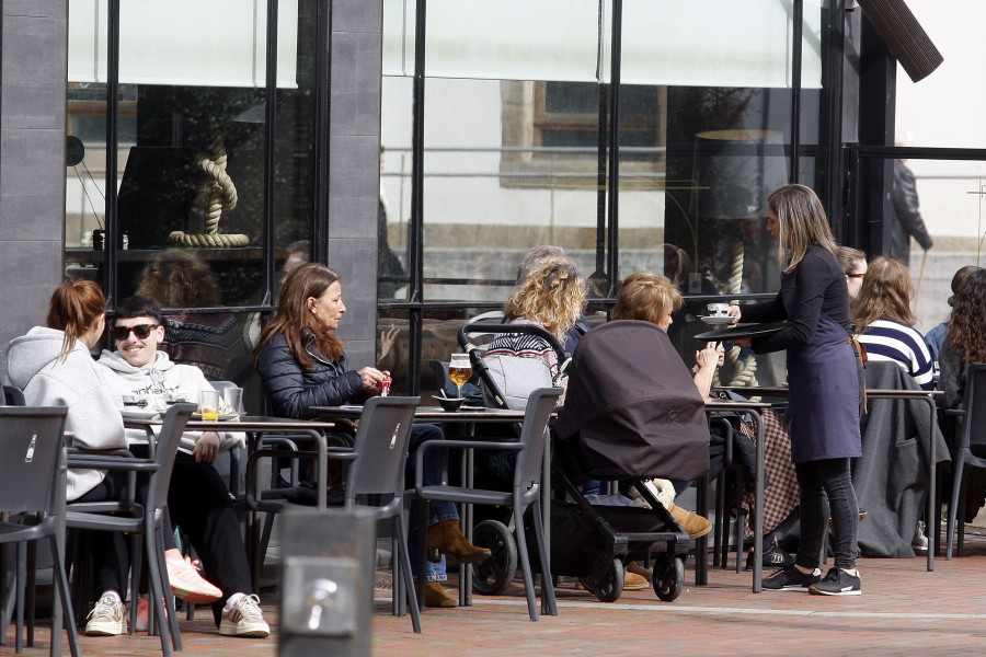 "Yo también quiero tener vida propia": El plan de Yolanda Díaz divide a trabajadores y hosteleros de A Coruña