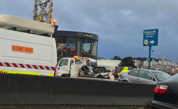 Un carril en Alfonso Molina queda cortado tras el choque de cuatro vehículos