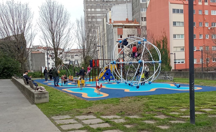 Reabre el parque de A Sardiñeira más grande y con más columpios