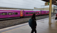 El tren morado que sorprende a los pasajeros en A Coruña… y no es por el 8M