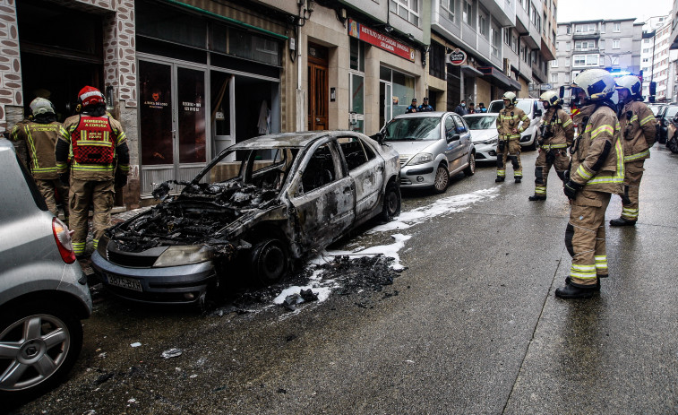 Los Bomberos de A Coruña sofocan un fuego en un coche en As Conchiñas
