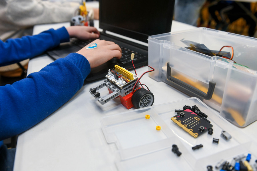 Reportaje | Lecciones de robótica para jóvenes ingenieros en A Coruña