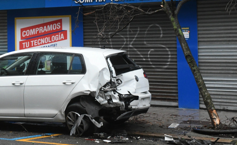 Una furgoneta se sale de la vía y golpea tres coches aparcados en Juan Flórez