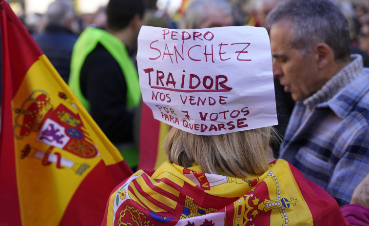 Unas 500 personas se manifiestan contra la ley de amnistía y Sánchez