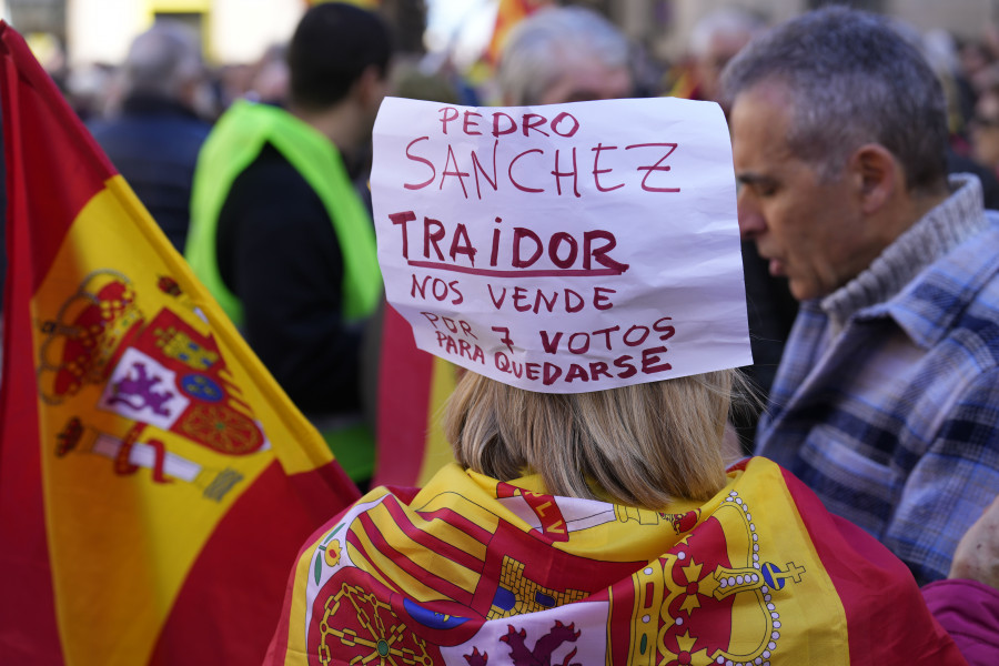Unas 500 personas se manifiestan contra la ley de amnistía y Sánchez