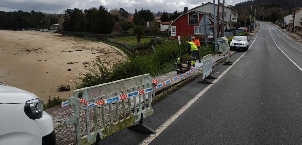 La rotura de una tubería de agua pone en riesgo la estabilidad de la carretera entre Bergondo y Sada